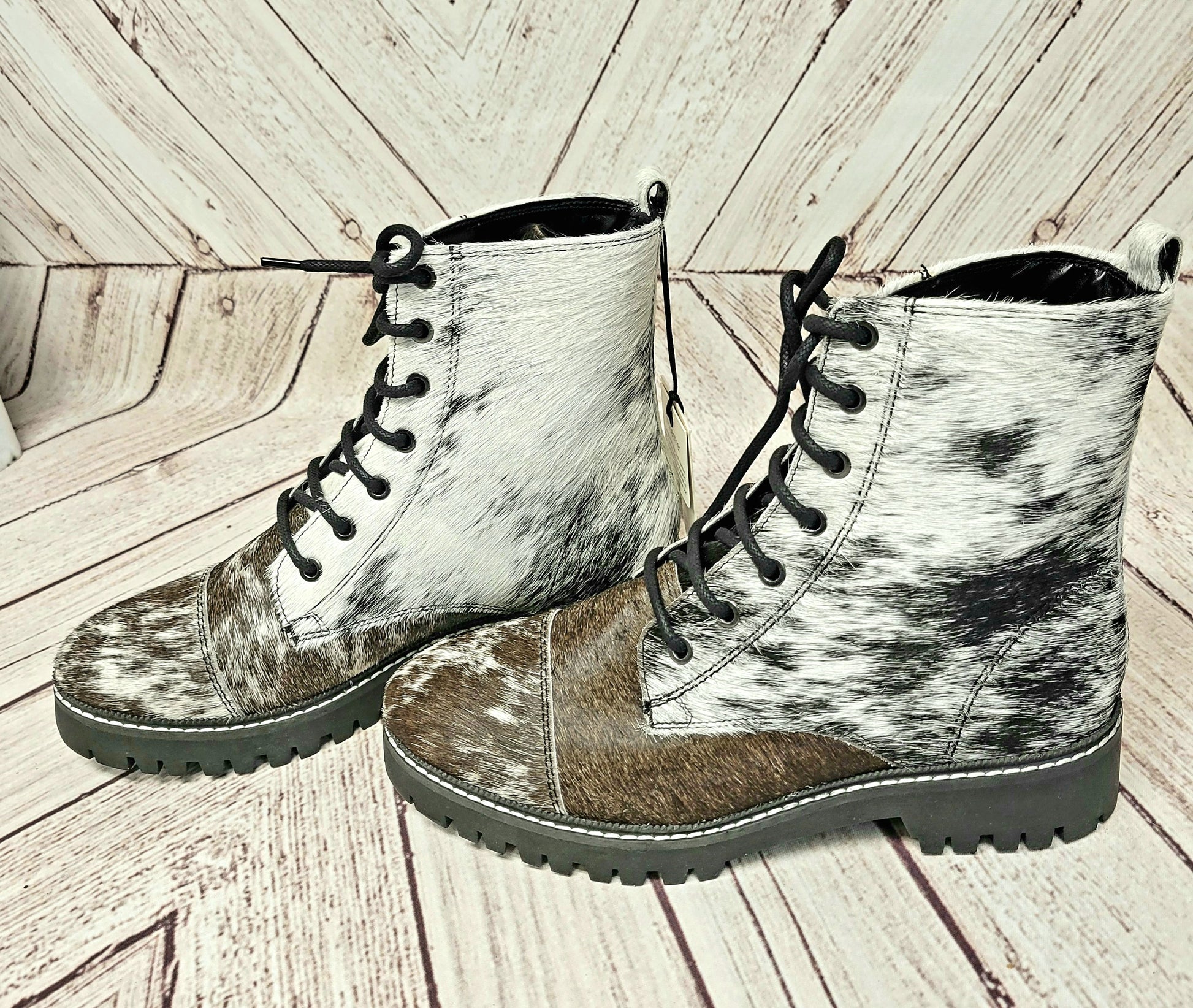 Size 8 Cowhide Fervence Boots Western Heel Speckled Fur