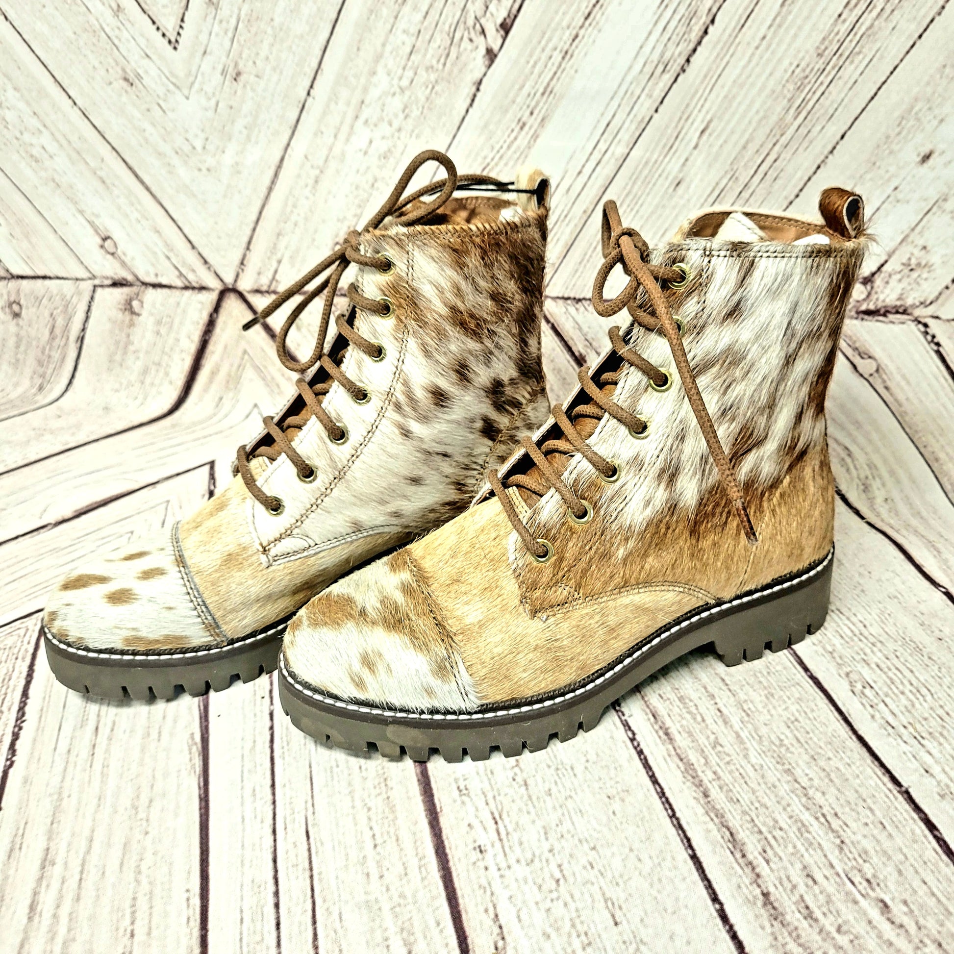 Size 6 Cowhide Helium Boots Western Heel Speckled Fur